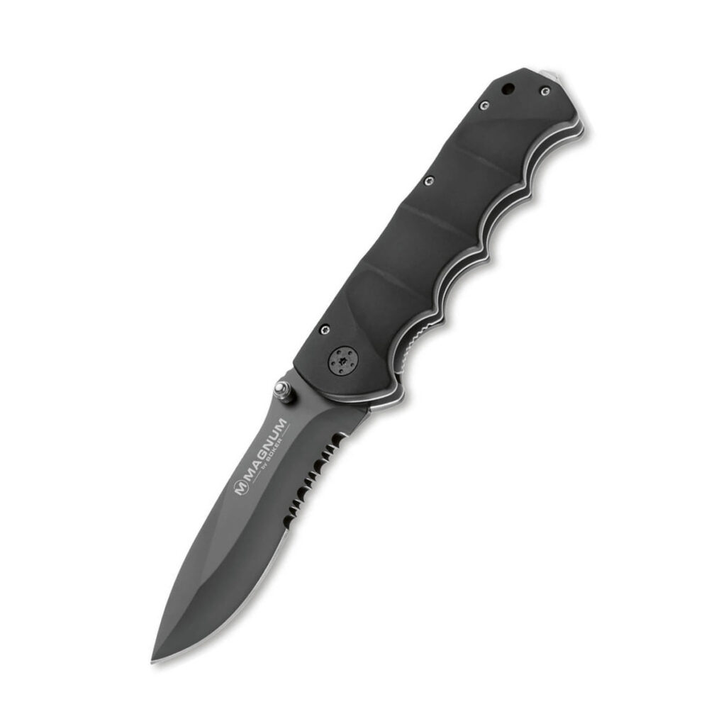 Rasklopni nož Magnum Black Spear taktički je nož pogodan za bilo koju misiju. Oštrica od nehrđajućeg čelika 440A i s vrhom u obliku koplja
