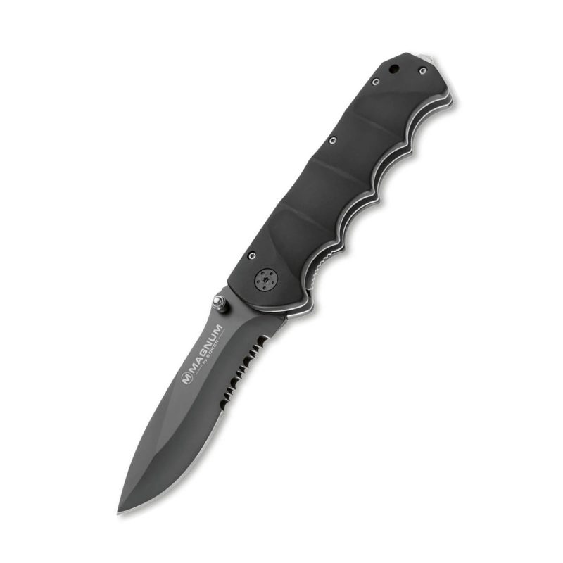 Rasklopni nož Magnum Black Spear taktički je nož pogodan za bilo koju misiju. Oštrica od nehrđajućeg čelika 440A i s vrhom u obliku koplja