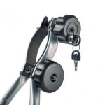 Bravica na ruci prihvata koji obuhvaća okvir bicikla za poboljšanu zaštitu od krađe bicikla.