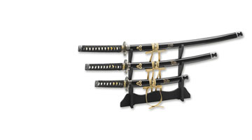 Replike povijesnih mačeva, katana, štitova, kaciga, sjekira i drugih replika iz različitih povijesnih razdoblja ili filmova.