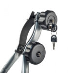 Bravica na ruci prihvata kojim se obuhvaća okvir bicikla na krovnom nosaču bicikla