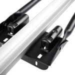 Kadica nosača u srebrnoj boji i bravicom koja zaključava nosač bicikla za krovne nosače vozila.