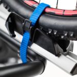 Nosač za električne bicikle za kuku maksimalne nosivosti 60 kg. Nagibni uz pomoć pedale za brz i jednostavan pristup prtljažniku. Stražnja svjetla.