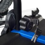 Nosač za električne bicikle za kuku maksimalne nosivosti 60 kg. Nagibni uz pomoć pedale za brz i jednostavan pristup prtljažniku. Stražnja svjetla.